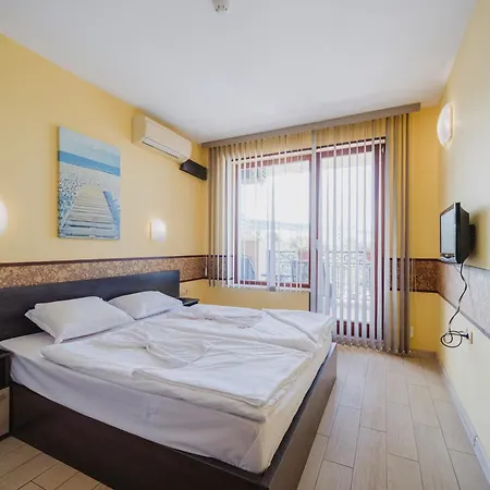 Family With Sea View & Pool In Zlatna Kotva Апартаменти *