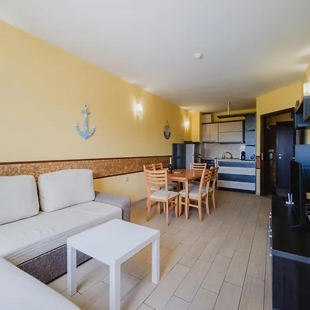 Family With Sea View & Pool In Zlatna Kotva Апартаменти *