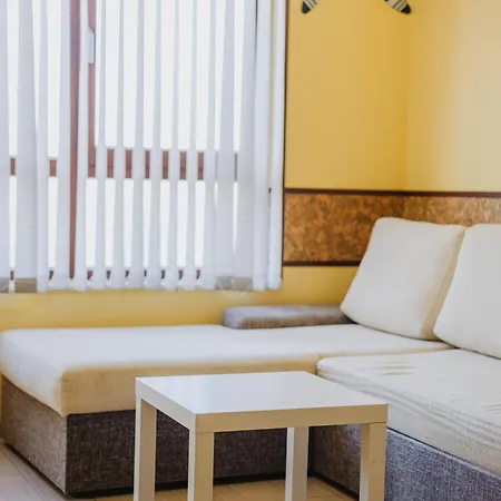 Апартаменти Family With Sea View & Pool In Zlatna Kotva