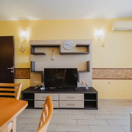 Апартаменти Family With Sea View & Pool In Zlatna Kotva