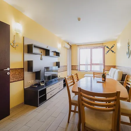 Family With Sea View & Pool In Zlatna Kotva Апартаменти *
