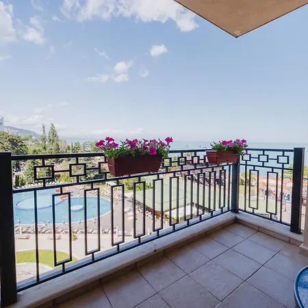 Family With Sea View & Pool In Zlatna Kotva Апартаменти *